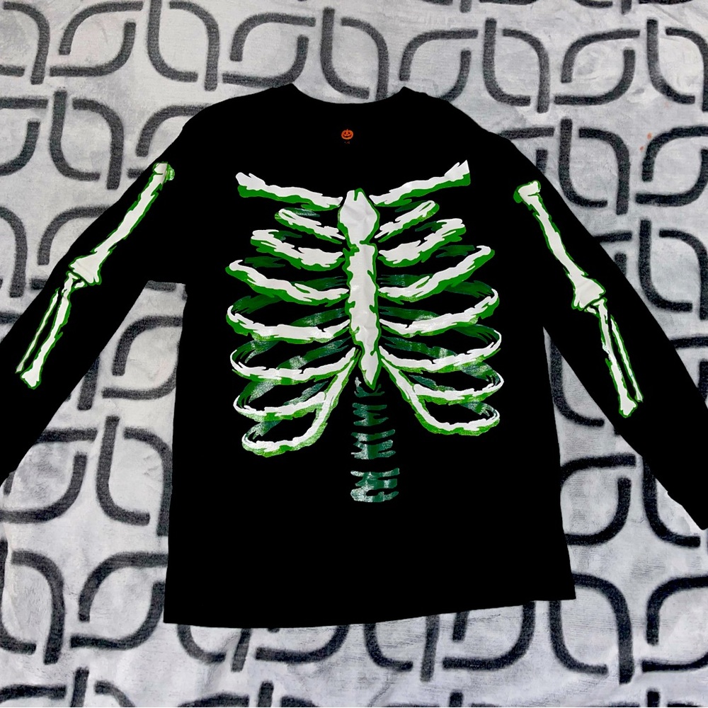 Kohls Long sleeve tee shirt! Glow in the dark, youth size 10-12.